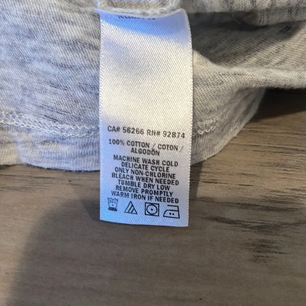 Splendid Woman’s Gray Star Design V-Neck T-Shirt Size Medium - Picture 4 of 5